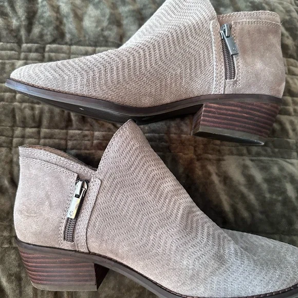 New Lucky Brand Taupe Suede Women's Ankle Booties with Side Zip Sz 8M - Picture 2 of 4